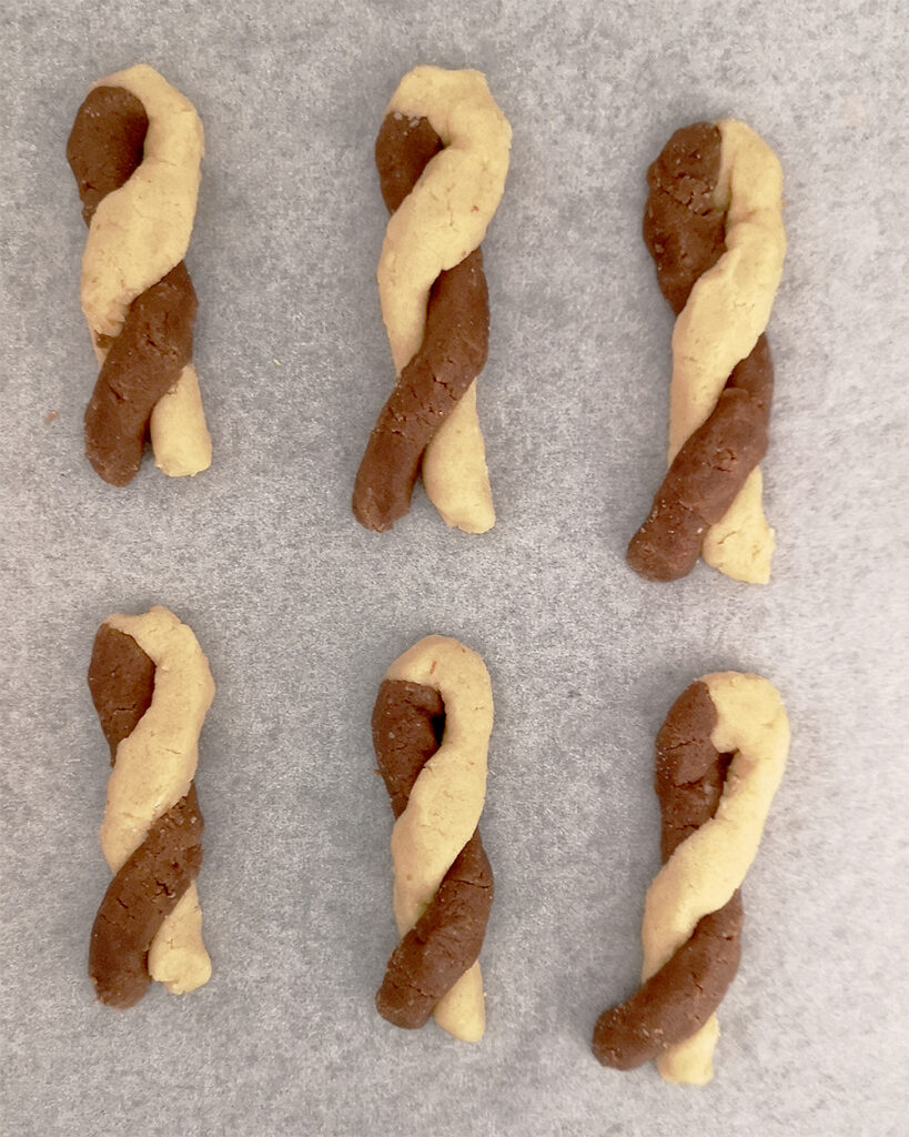 6 biscotti a forma di treccia 
