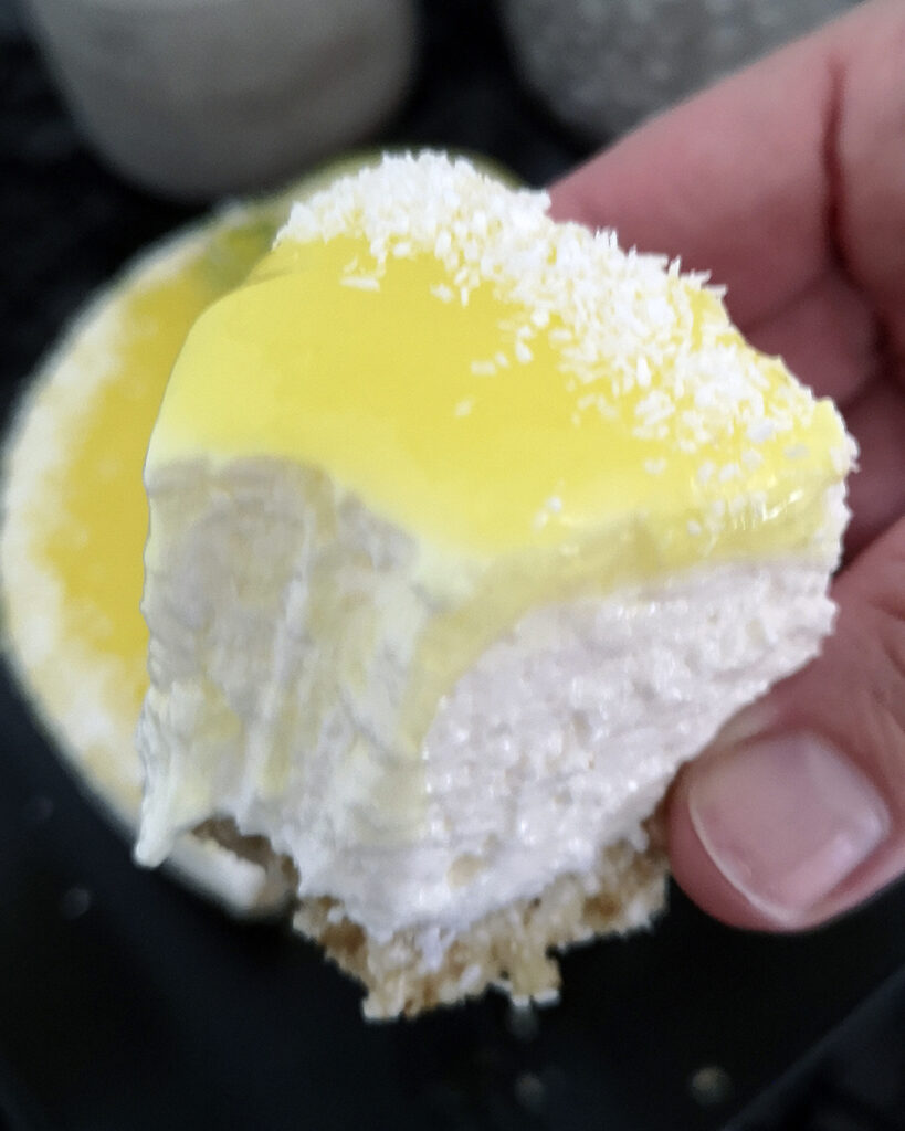 Primo piano di una fetta di cheesecake chetogenica cocco e limone