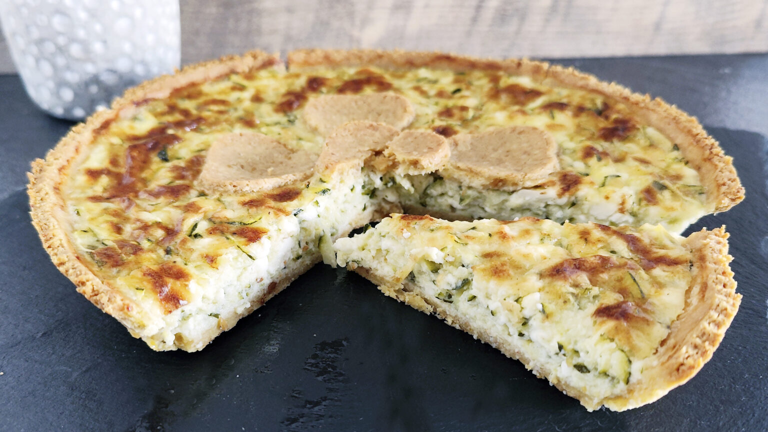 Crostata salata chetogenica con feta e zucchine