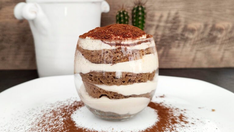 Tiramisù keto in tazza: pronto in 5 minuti! Tiramisù in tazza chetogenico