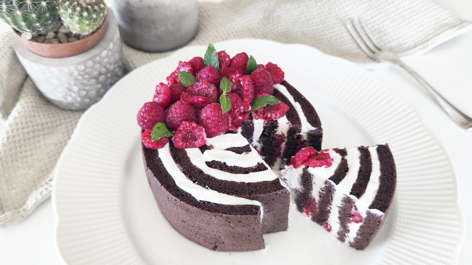 Torta chetogenica al cioccolato a forma di girella