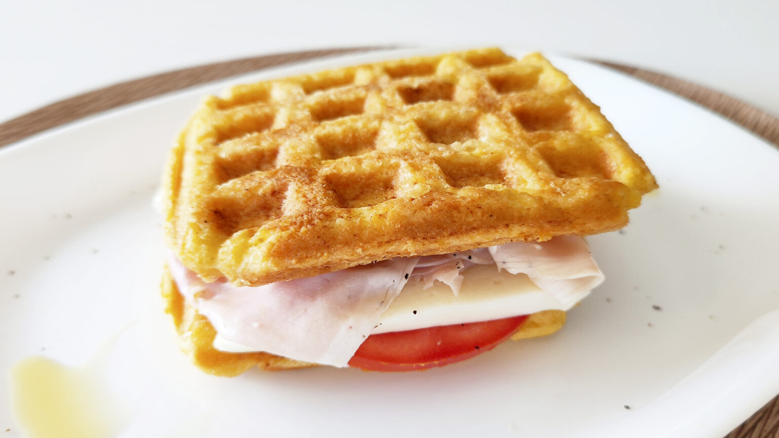 Waffle chetogenici salati con pollo