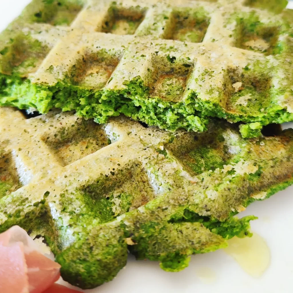 Primo piano di un waffle chetogenico salato agli spinaci