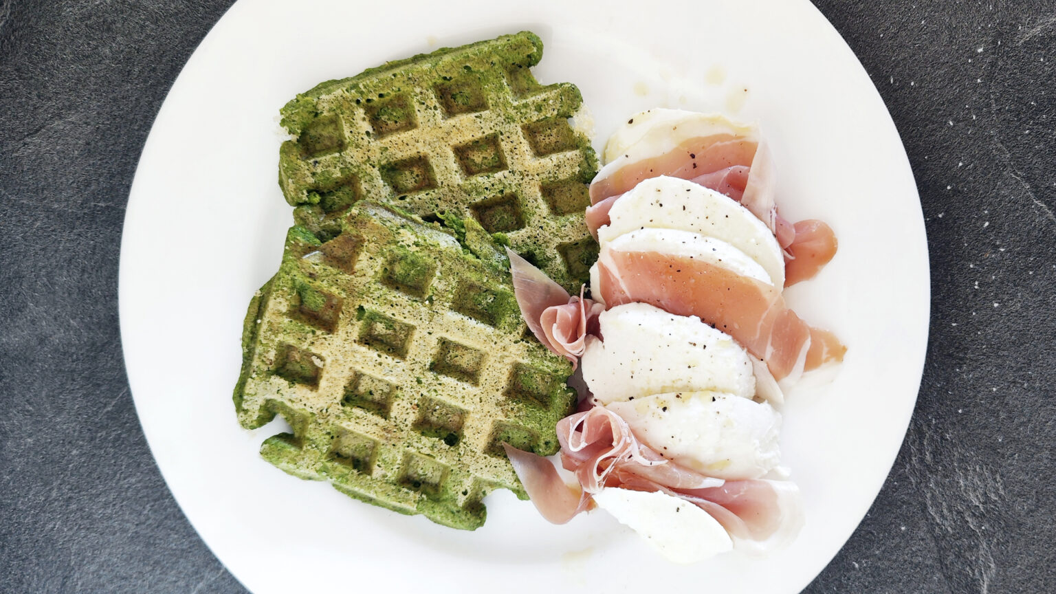 Waffle chetogenici salati agli spinaci