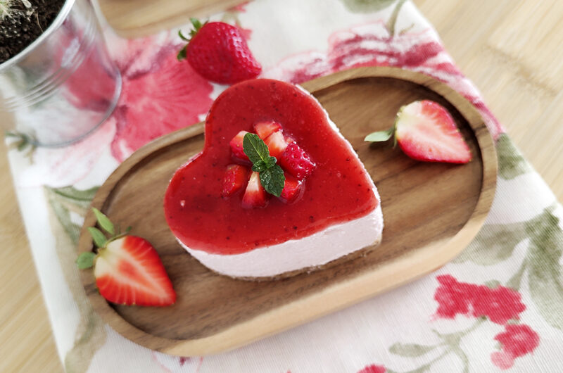 Dolce keto con mousse alle fragole