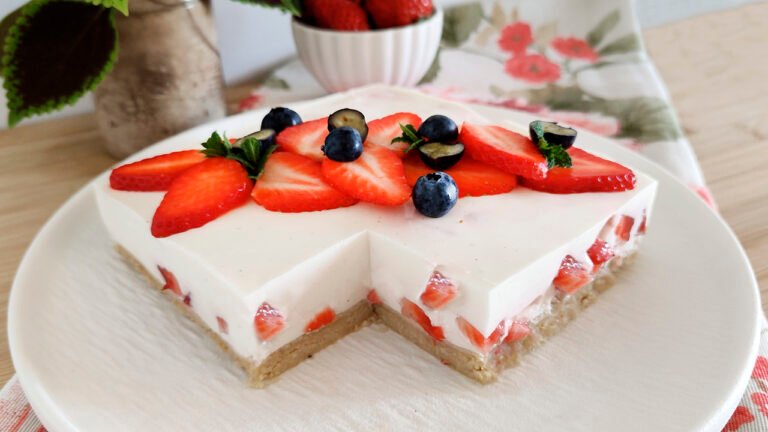 Cheesecake keto allo yogurt e fragole Cheesecake keto allo yogurt e fragole