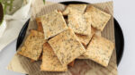 Crackers keto al rosmarino