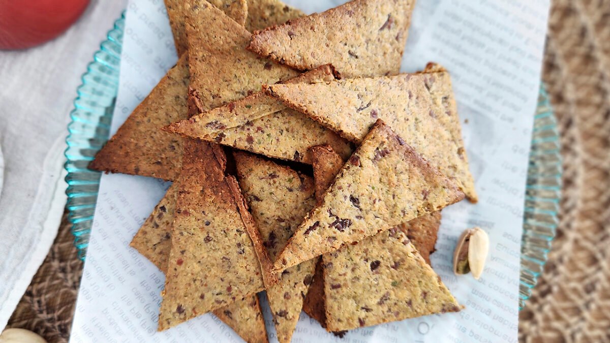 Crackers keto con pistacchi e olive: ricetta senza uova | ketoalessia.com