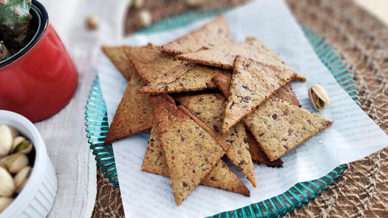 Crackers keto con pistacchi e olive