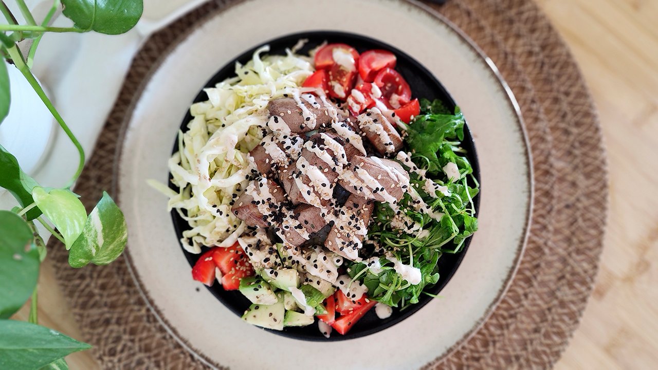 Poke Bowl di tonno keto: ricetta senza riso