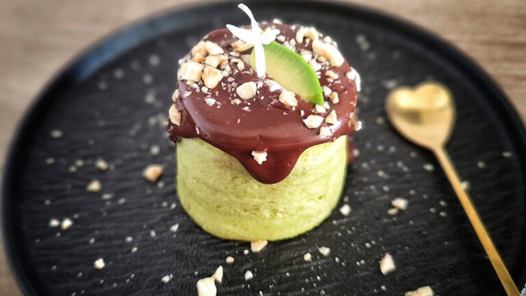 Mug Cake keto all’avocado: al microonde in due minuti! Mug Cake keto all'avocado