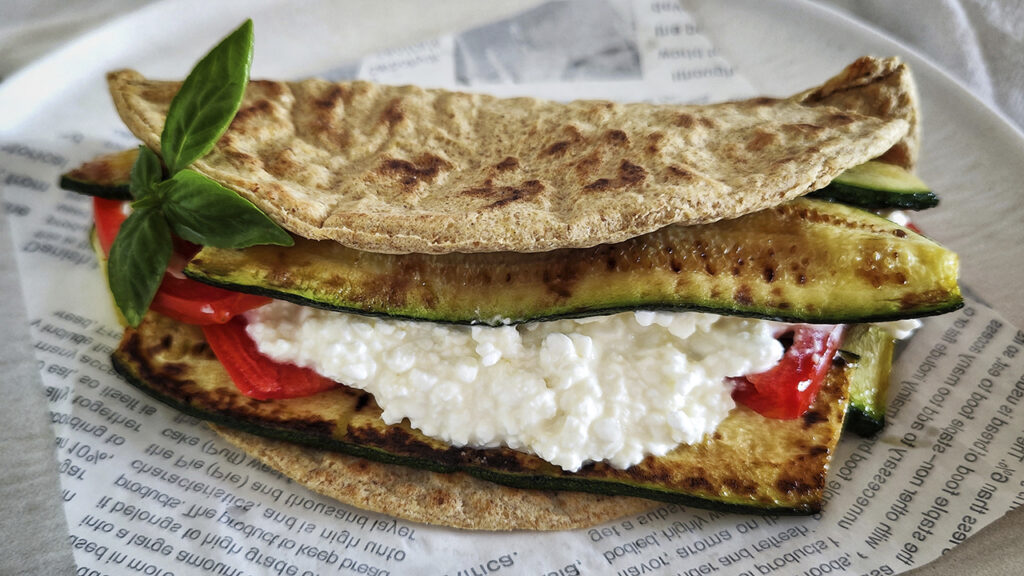 Piadina keto ai semi di lino con zucchine grigliate, pomodorini e fiocchi di latte