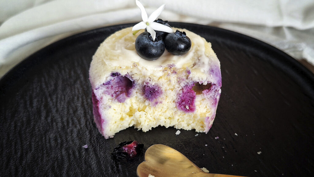 mug cake al cocco e mirtilli