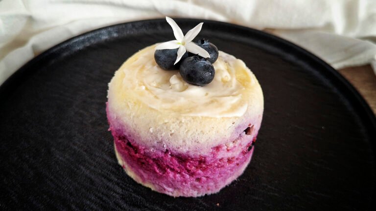 Mug Cake keto cocco e mirtilli: pronta in 3 minuti! mug cake al cocco e mirtilli