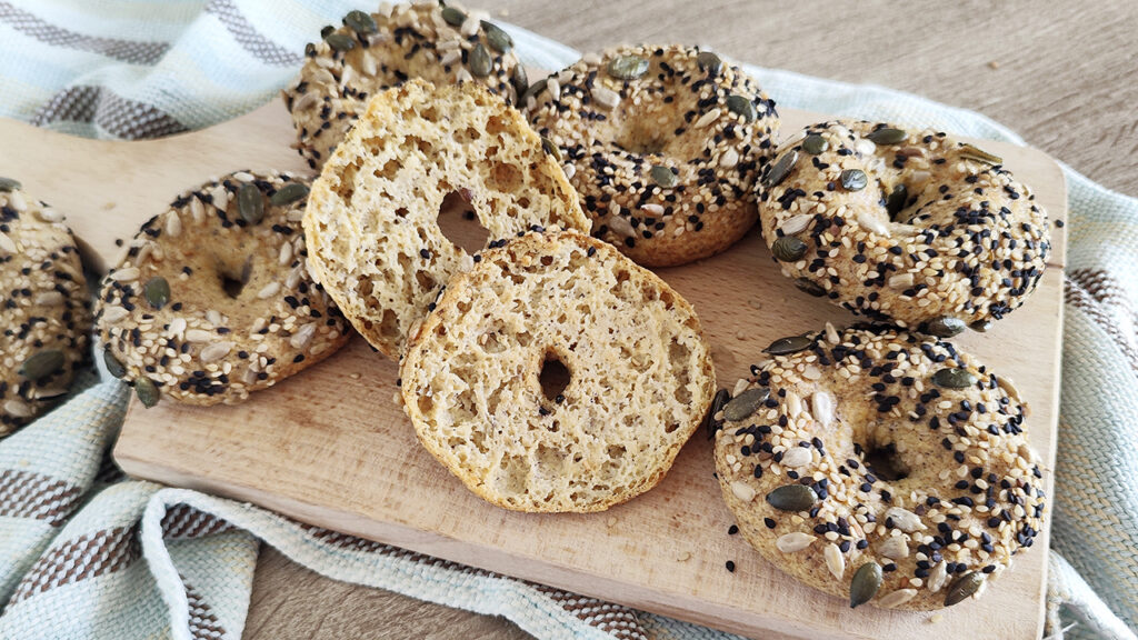 Bagel keto senza glutine con farina di mandorle e lupini