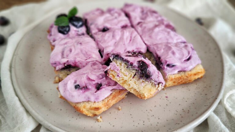 Blondies keto al cocco con crema di mirtilli Blondies keto al cocco con crema di mirtilli