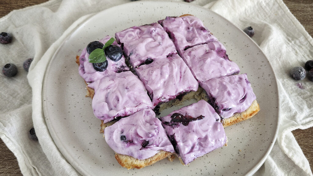 Blondies keto al cocco con crema di mirtilli