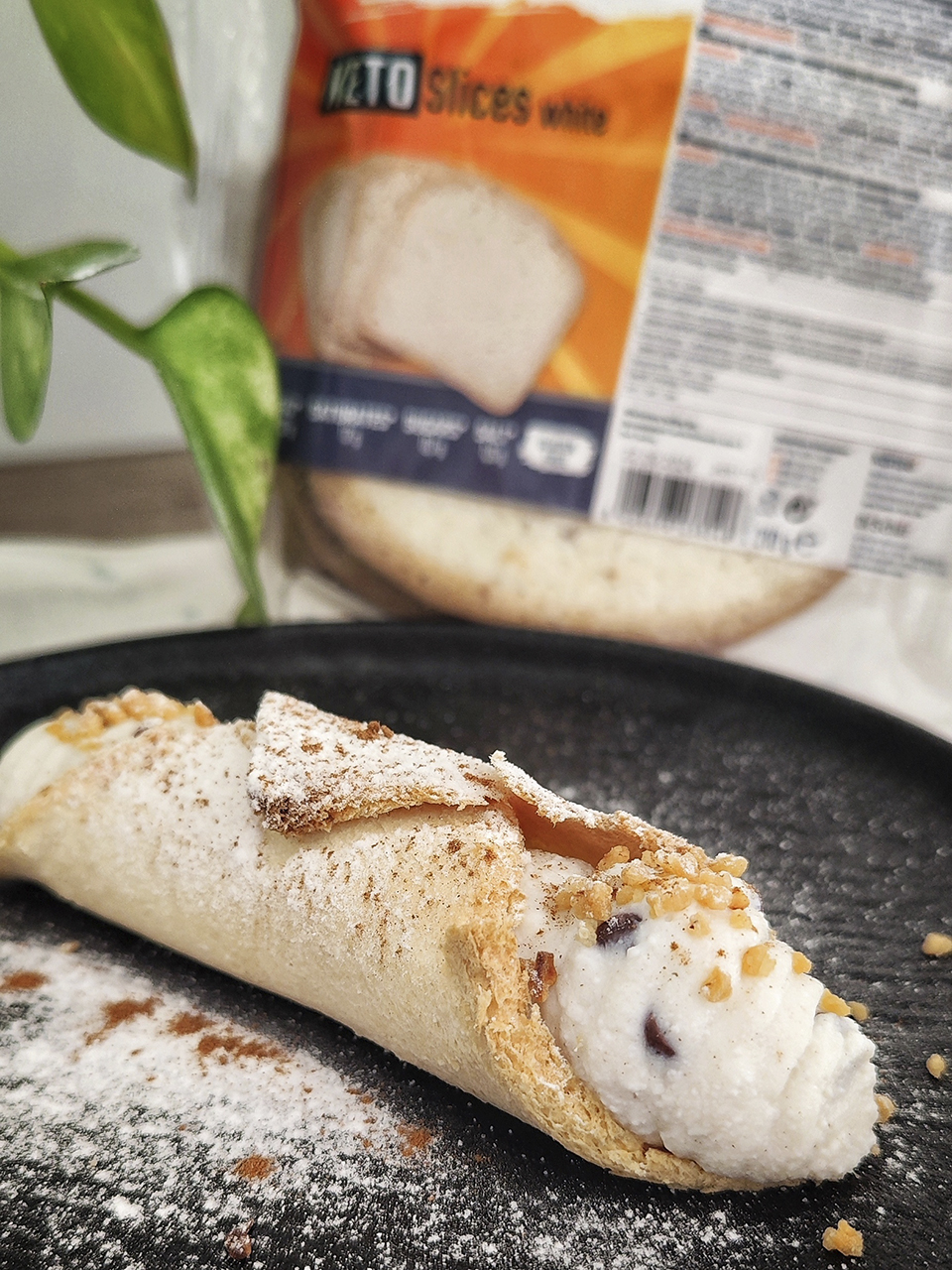 Cannolo keto a modo mio con pane ketoslices white e crema di ricotta