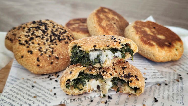 Focaccine keto ripiene di spinaci e provola