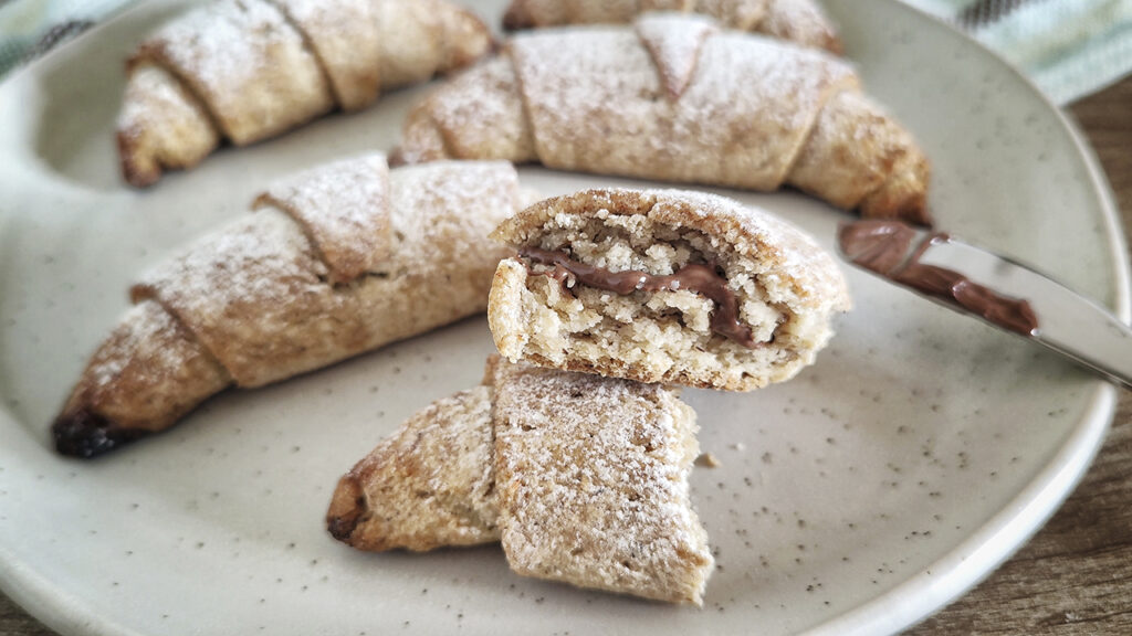 Cornetti keto burro e cannella con crema alle nocciole