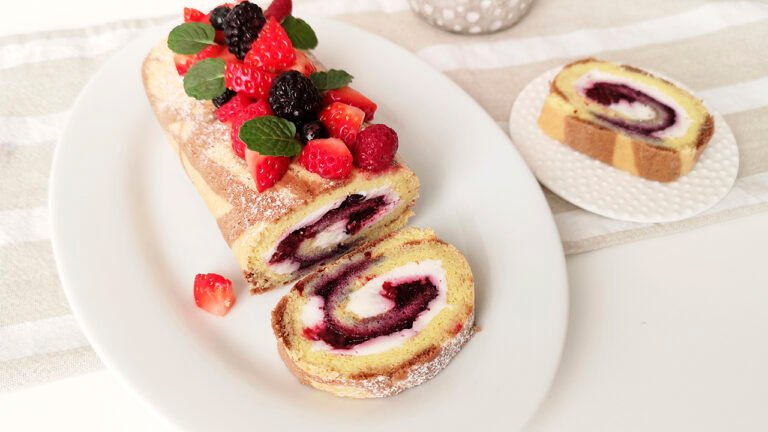 Rotolo keto con crema e frutti di bosco: soffice e senza glutine Rotolo keto con crema e frutti di bosco
