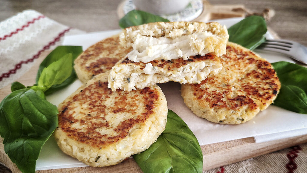 Hamburger keto di sedano rapa con cuore filante