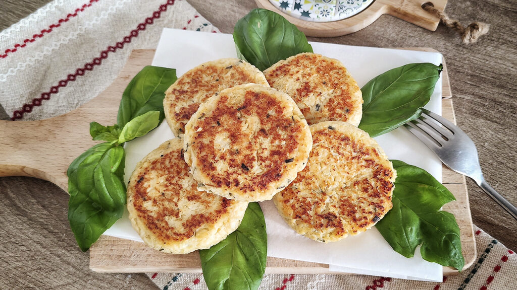 Hamburger keto di sedano rapa con cuore filante