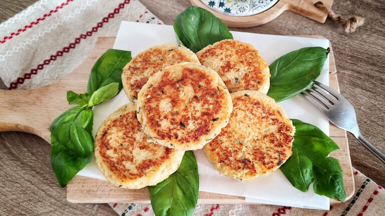 Hamburger keto di sedano rapa con cuore filante Hamburger keto di sedano rapa con cuore filante