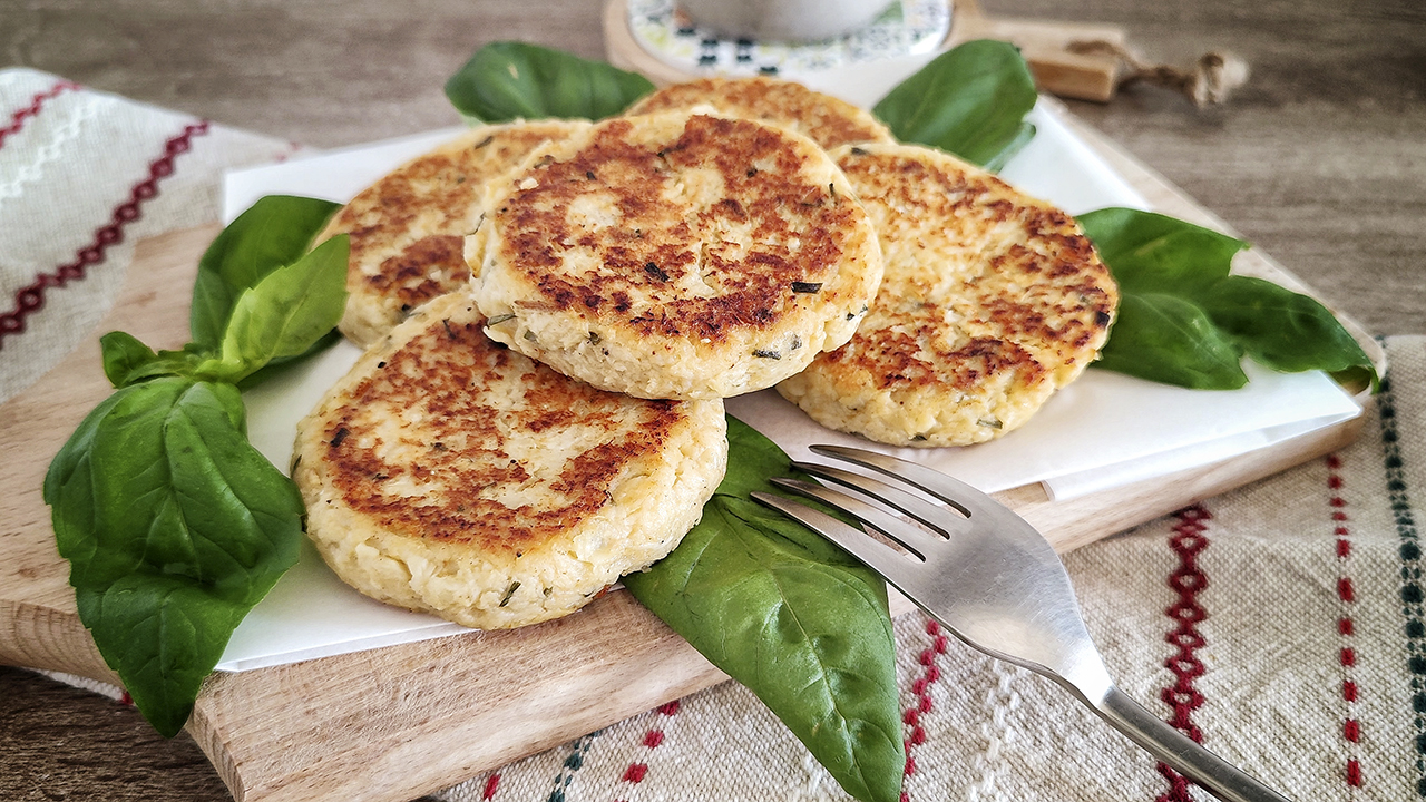 Hamburger keto di sedano rapa con cuore filante