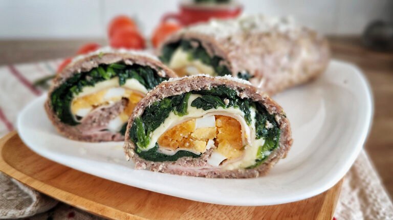Polpettone keto con spinaci e uova sode Polpettone keto con spinaci e uova sode