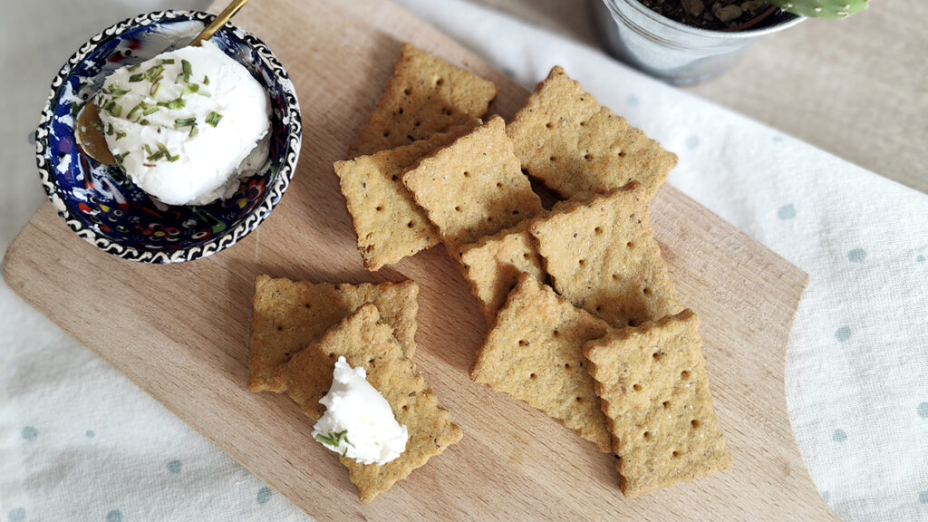 Biscotti salati keto con albumi cotti