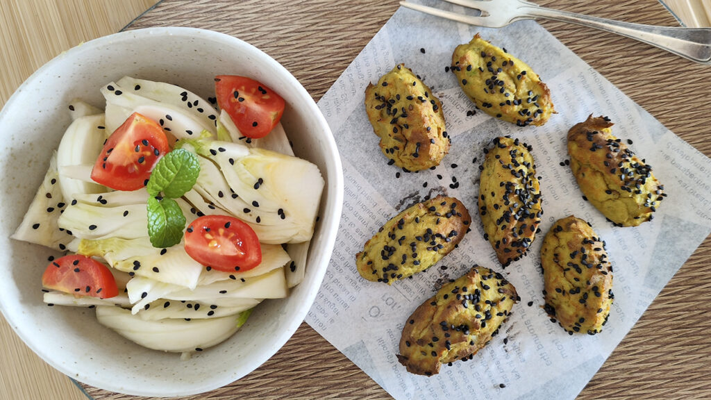 Crocchette keto di avocado, tonno e uova con insalata di finocchi e pomodorino