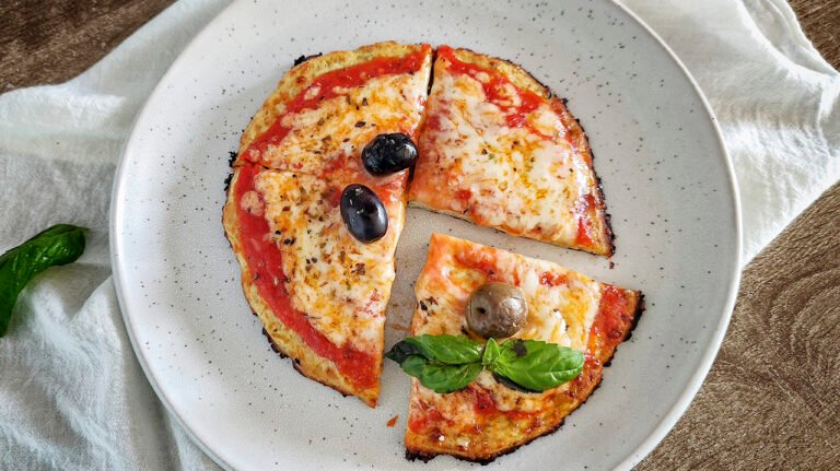 Pizza keto di cavolfiore e pollo