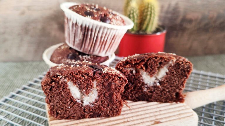 Muffin keto al cacao con cuore al cocco Muffin keto al cacao con cuore al cocco