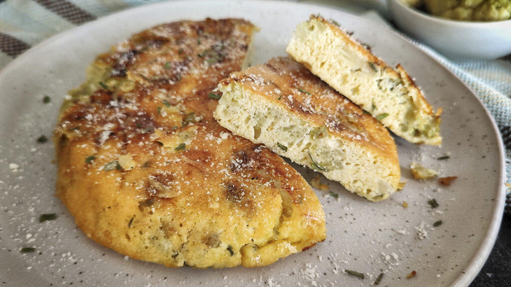 Torta salata keto di cavolfiore in padella