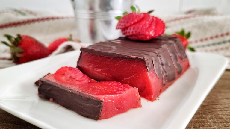 Budino keto fragole e cioccolato: dolce vegano senza glutine Budino keto fragole e cioccolato