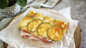 Piadina keto di formaggio e zucchine