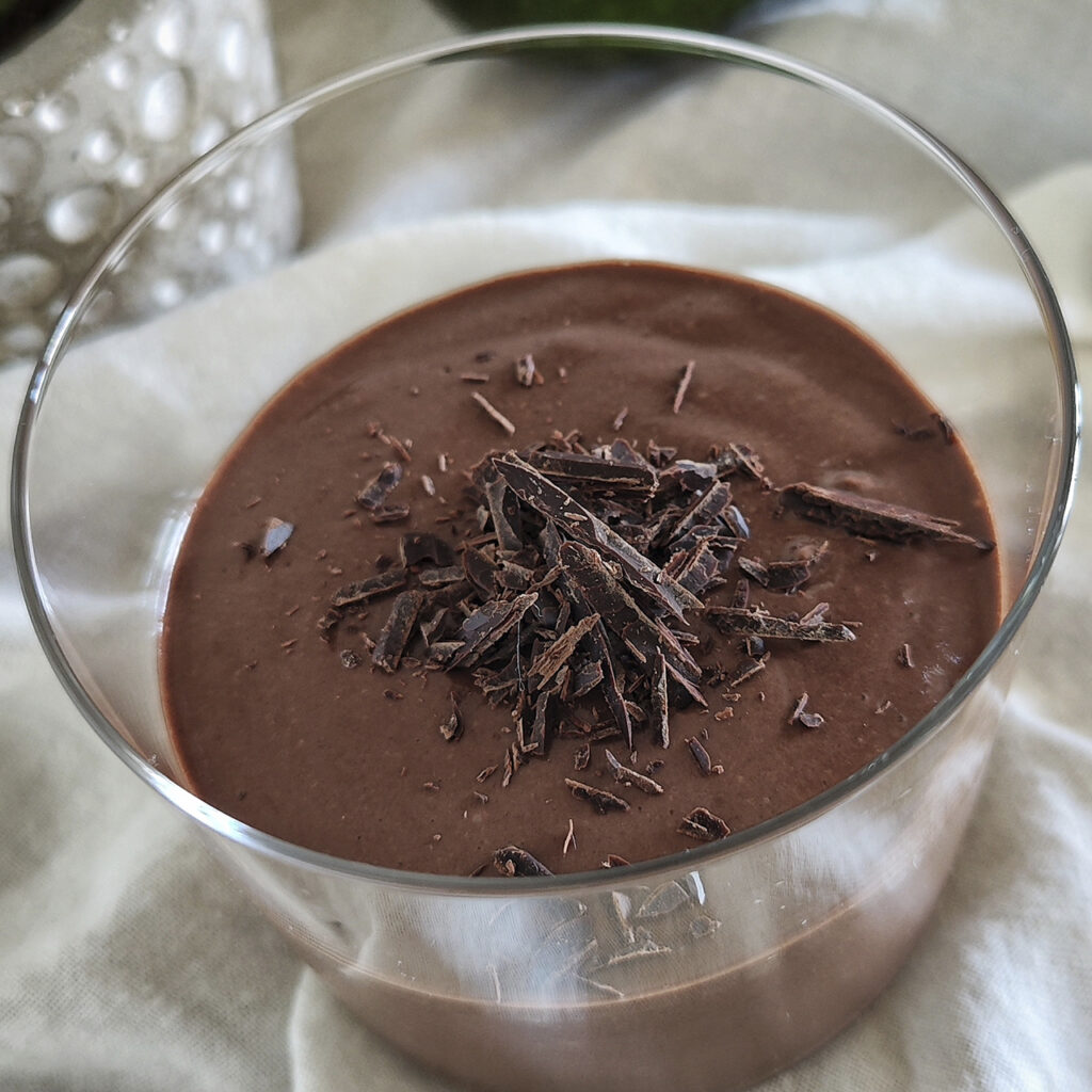 Budino keto proteico avocado e cacao