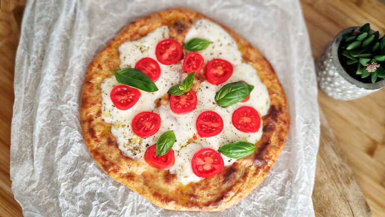 Pizza keto con fiocchi di latte: la ricetta virale da provare subito! Pizza keto con fiocchi di latte
