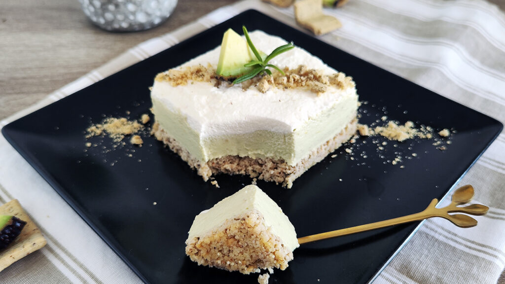 Cheesecake keto all'avocado senza cottura