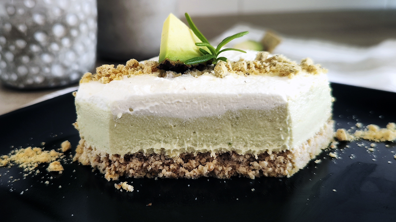 Cheesecake keto all'avocado senza cottura