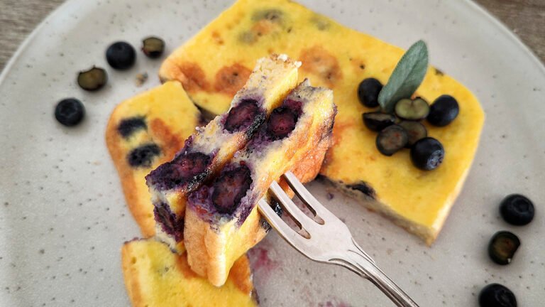 Pancake keto cocco e mirtilli