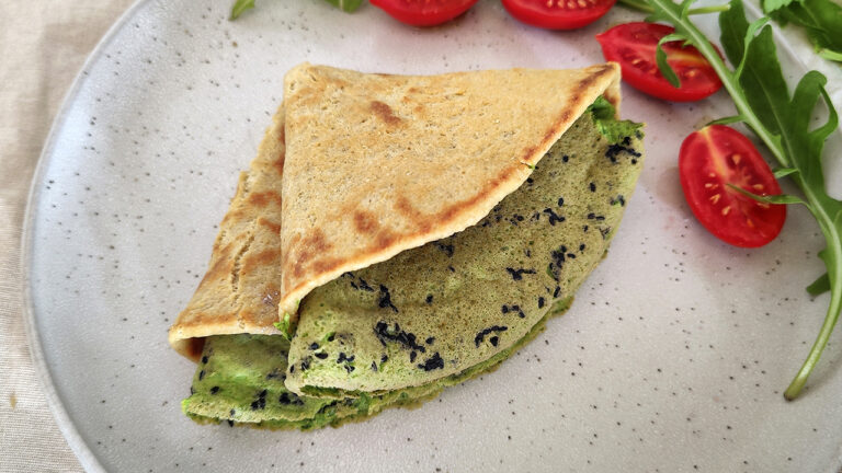 Piadina keto con frittata alla rucola e sesamo