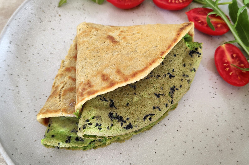 Piadina keto con frittata alla rucola e sesamo