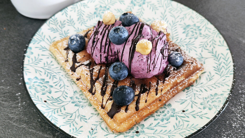 Waffle keto con gelato ai frutti rossi