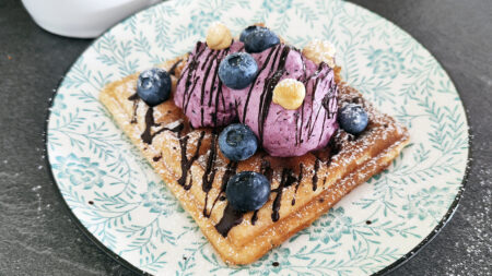Waffle keto con gelato ai frutti rossi