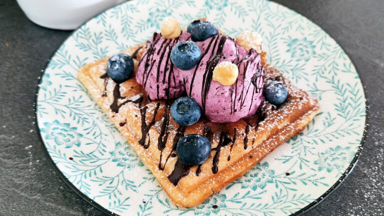 Waffle keto con gelato ai frutti rossi