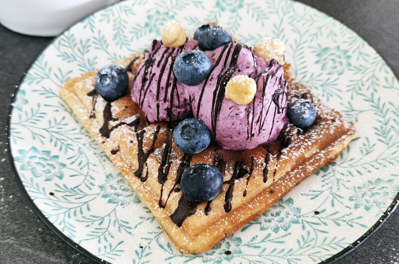Waffle keto con gelato ai frutti rossi