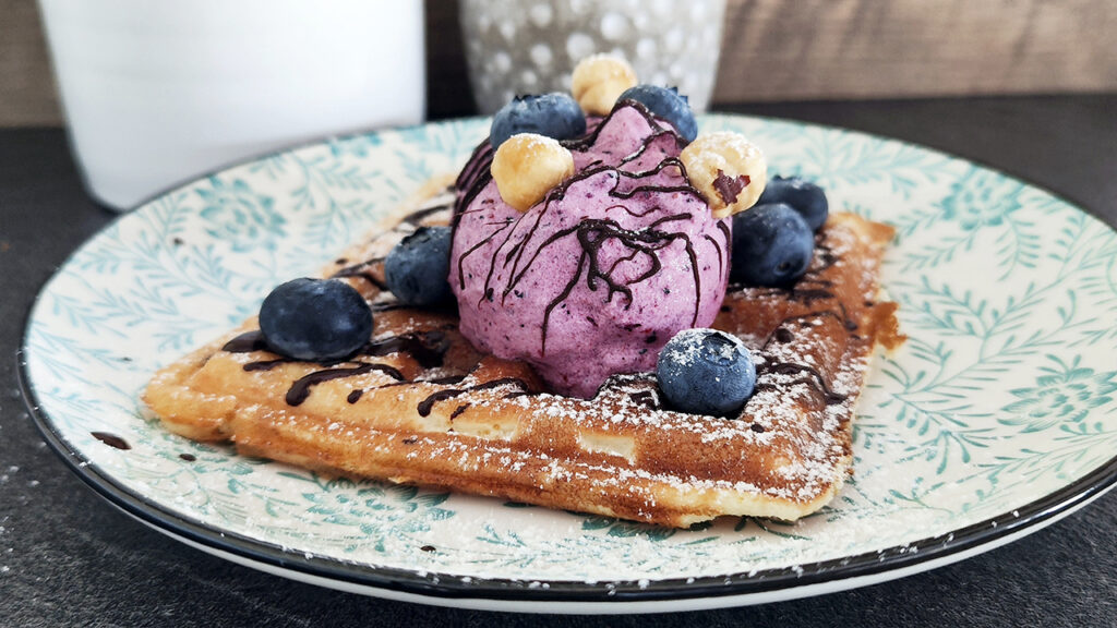 Waffle keto con gelato ai frutti rossi