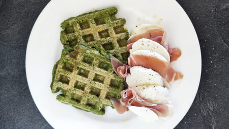 Waffle keto salati con spinaci